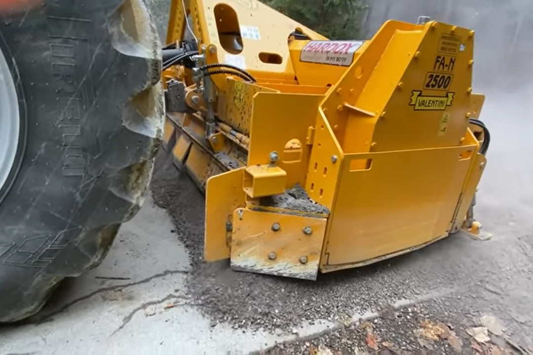 Mesin penghancur kayu dan semak tebal Dragone Italy, terpasang pada excavator, digunakan untuk persiapan lahan konstruksi dan proyek infrastruktur tanpa pembakaran.