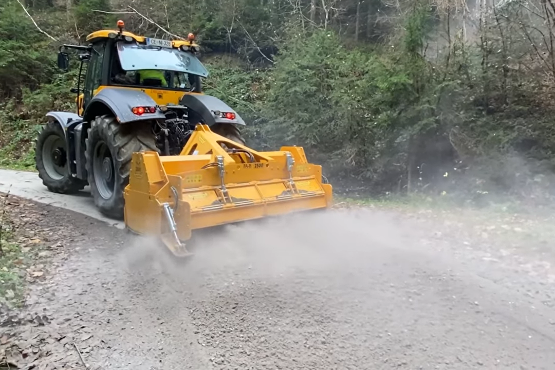 Mesin penghancur kayu profesional Dragone Italy terpasang pada excavator untuk solusi replanting kelapa sawit tanpa pembakaran.